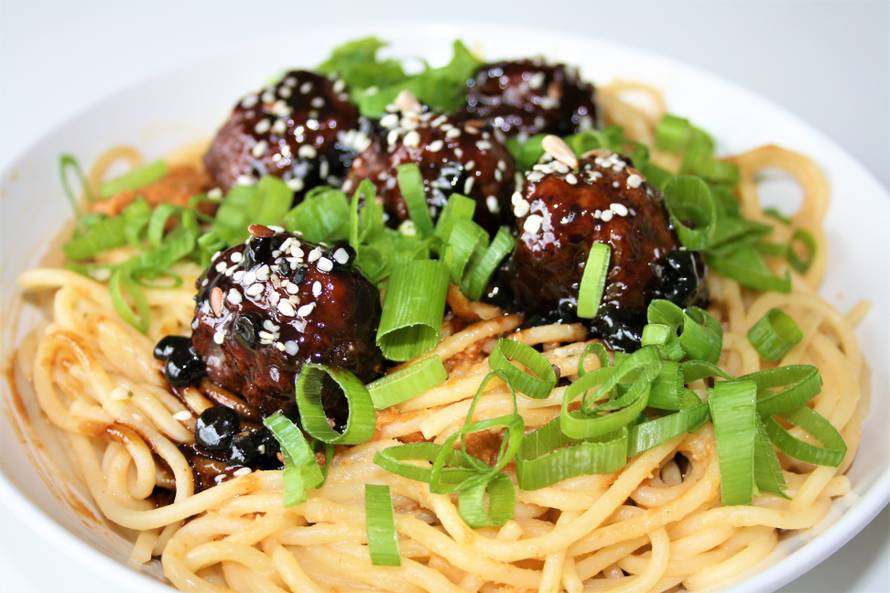 Čudesna tjestenina u 'kombi' s kikirikijem, ćuftama i jabukama