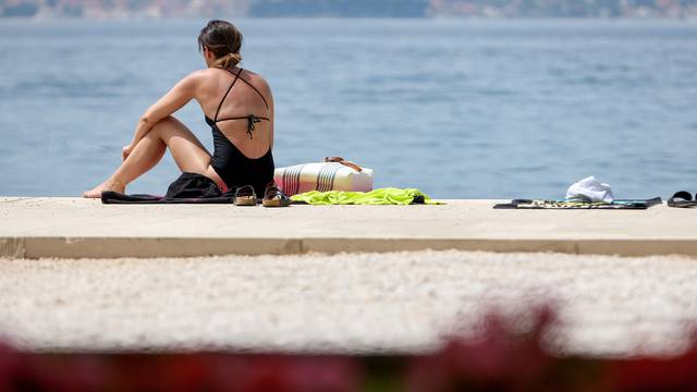 Zadar: Građani u moru pronašli spas od vrućina 