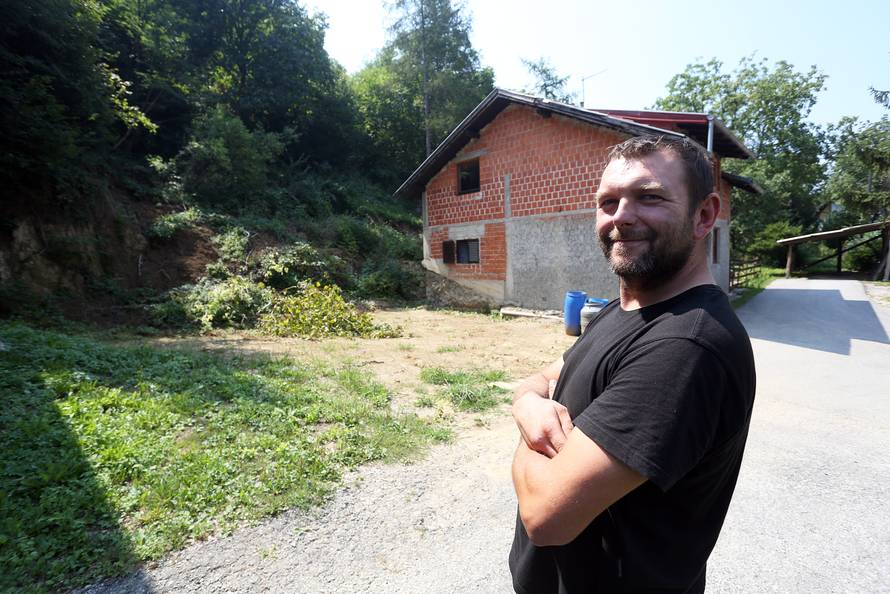 'Jesam ti rekel': Prijatelj rušio stablo i srušio mu ga na kuću!