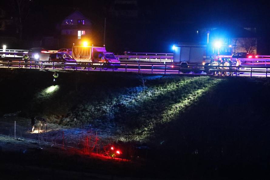 Stravična nesreća kod Sarajeva: Poginulo troje mladih, prijatelji plaču od tuge, jednom je pozlilo