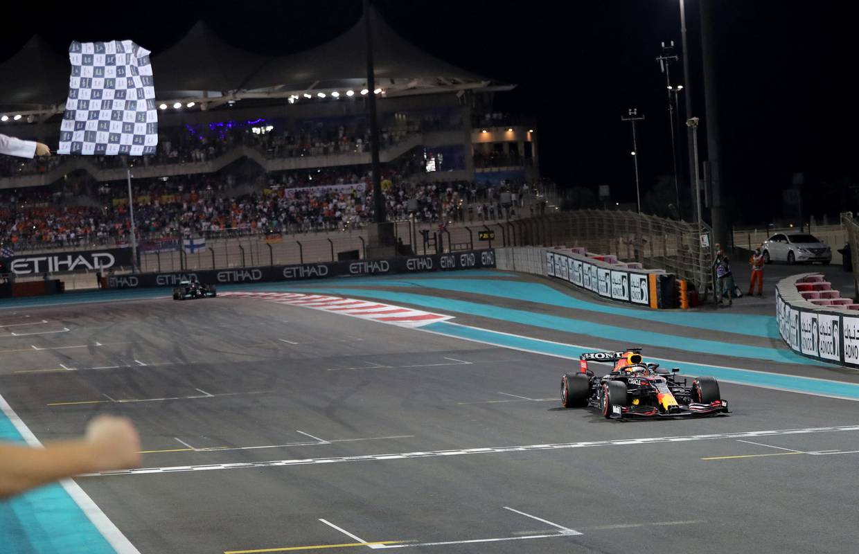 Drama kakva se ne pamti! Max Verstappen u zadnjem krugu postao prvak svijeta u Formuli 1