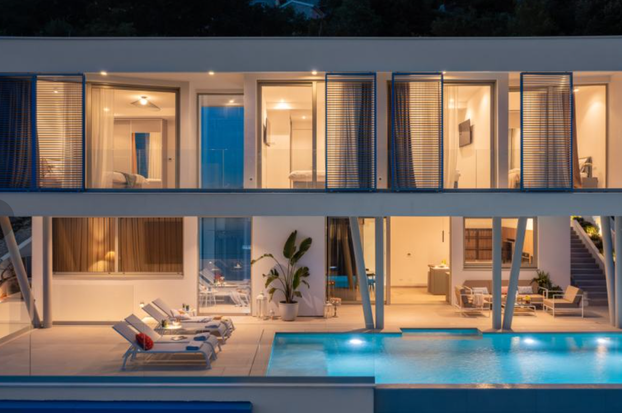 FOTO Luksuz na razini: Nova i moderna vila s infinity bazenom mami poglede u Omišu