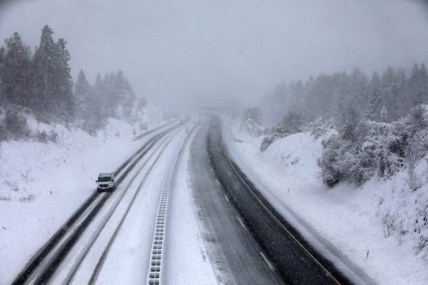 Delnice: Snijeg i jak vjetar otežavaju promet