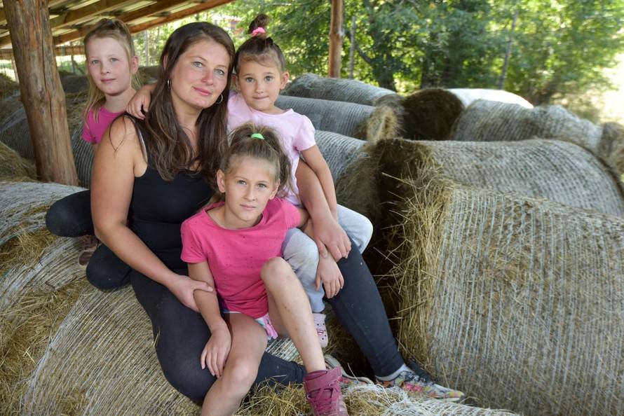 Sama brine o 4 kćeri, 8 ovaca, 40 krava, bori se s vukovima...