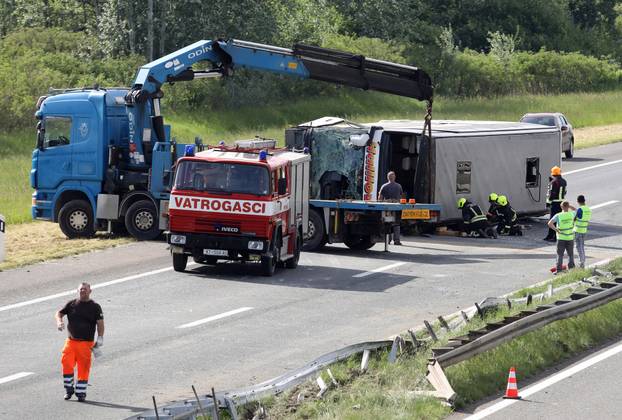 U sudaru autobusa i auta na A3 dvije osobe poginule, više ozlijeđenih