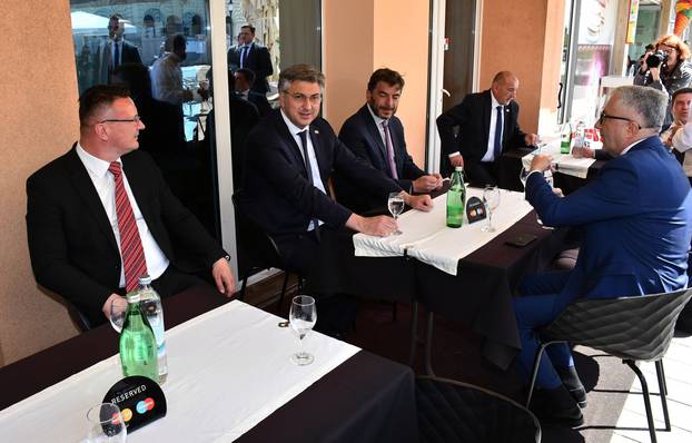 Slavonski Brod: Premijer s članovima Vlade dao podršku kandidatima za izbore
