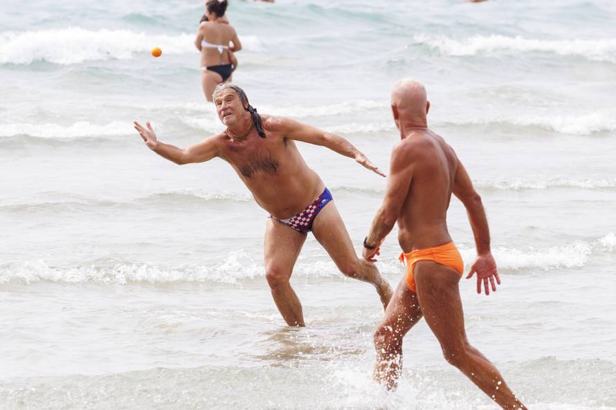 Split: Poznati splitski pjevac Goran Karan zaigrao je picigin na Bačvicama