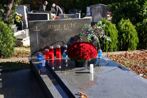 Zagreb: Svi sveti groblja poznatih osoba