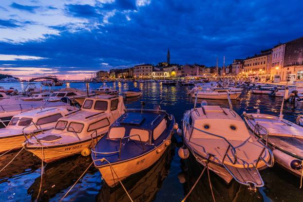 Gradske fotografije u sumrak grada Rovinja