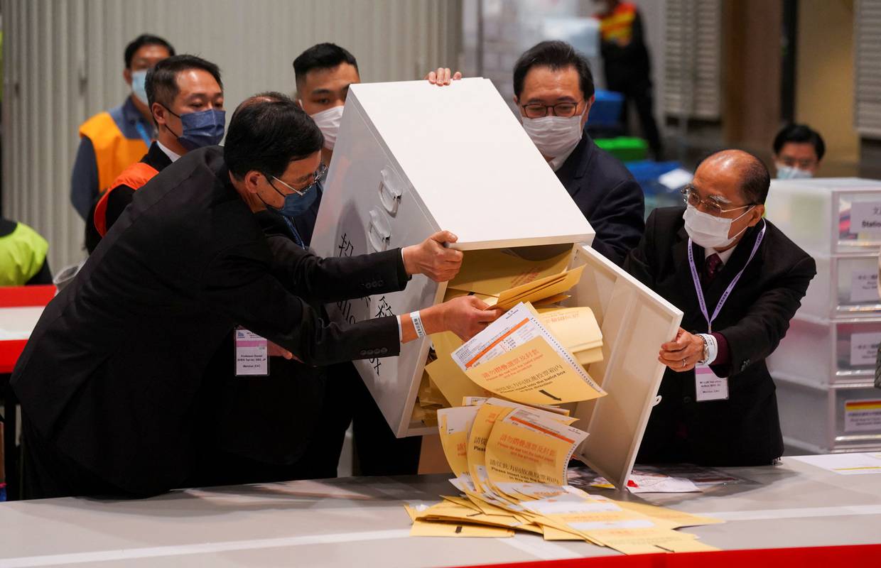 Nadmoćna pobjeda patriota na izborima u Hong Kongu, tek 30 posto građana izašlo glasovati