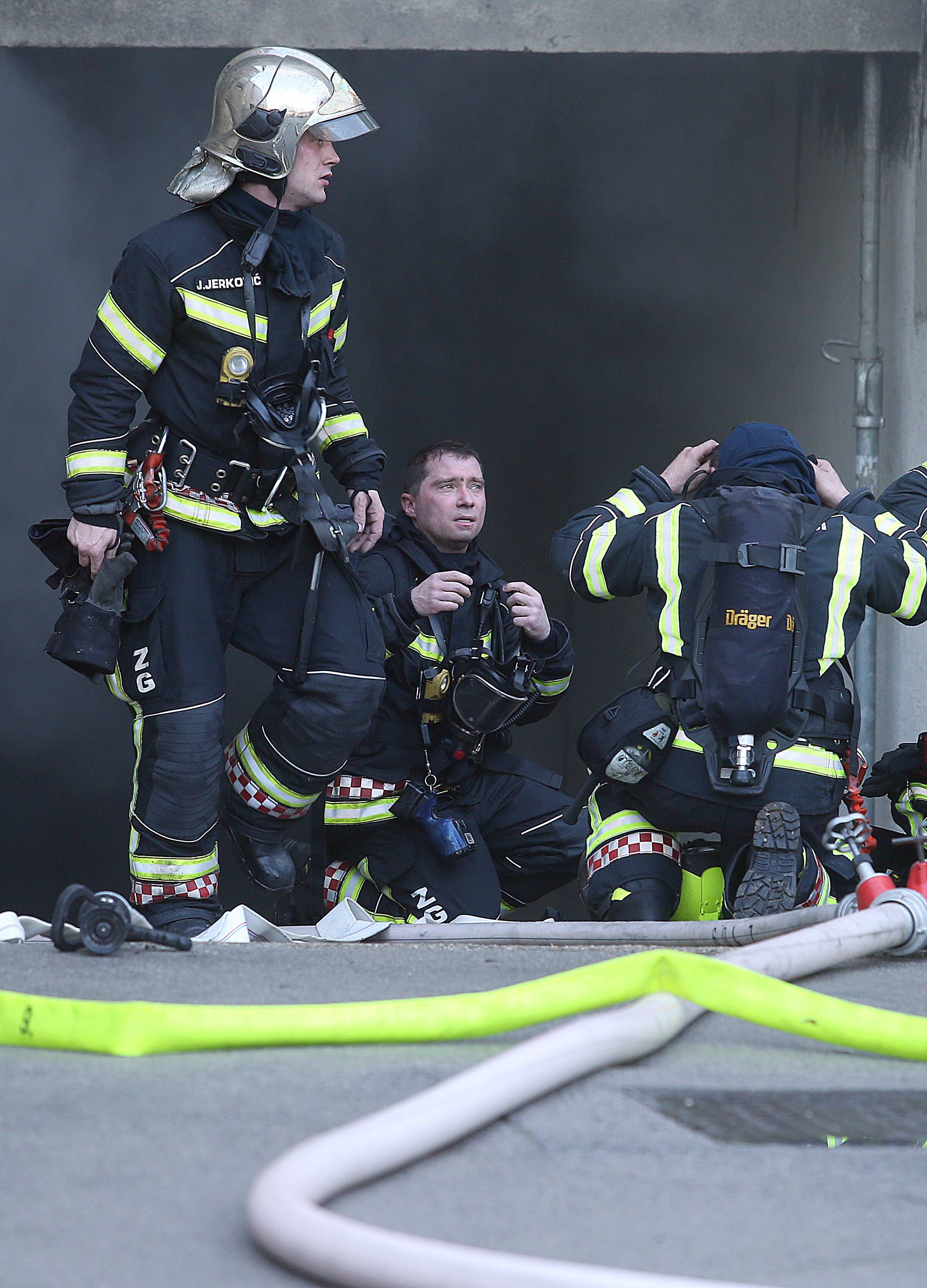 Zapalila se garaža u Zagrebu zbog postavljanja hidroizolacije