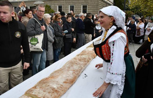 FOTO Slavonski Brod oborio rekord: Na Pogačafestu ispekli pogaču dugačku 20 metara!
