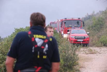 FOTO Umorni heroji: Vatrogasci dočekali jutro na požarištu, leže po travi, spavaju na klupama