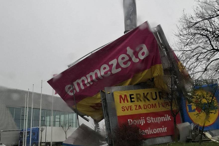 Pad reklame na Jankomiru