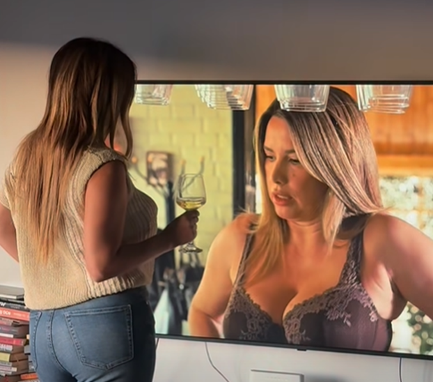 FOTO Nives gledala samu sebe kako glumi pa je podigla majicu i pokazala kakav grudnjak nosi