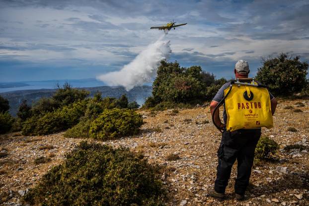 Nerežišća: Tijekom poslijepodneva ponovno se razbuktao požar
