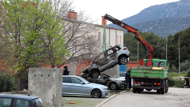 Cres: Očevid policije na mjestu gdje su zapaljena tri vozila