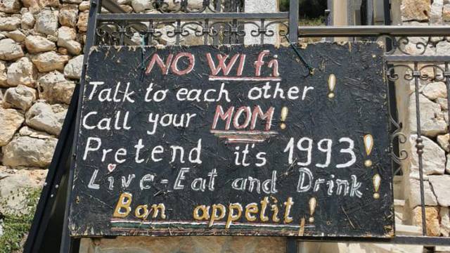 'Nema interneta. Pričajte jedni s drugima. Nazovite mamu. Pijte, jedite i volite se. Dobar tek!'