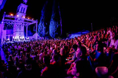 FOTO Tomislav Bralić i klapa Intrade održali koncert 'Da mi je sad' u čast Oliveru Dragojeviću