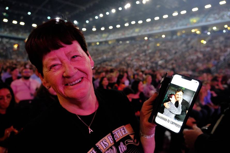 Vjerna obožavateljica Anne iz Australije stigla je na zagrebački koncert 2Cellos-a u Areni