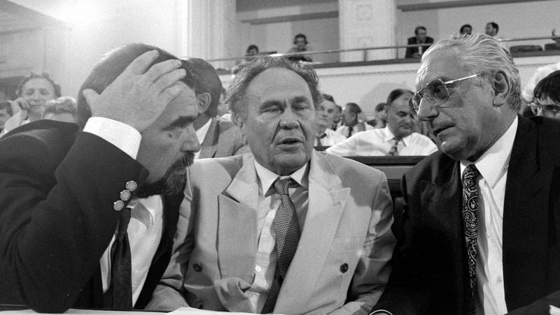 FOTO DI SI BIJA '91.? U SABORU! Evo koje poznate face su tada snimljene u sabornici i kafiću