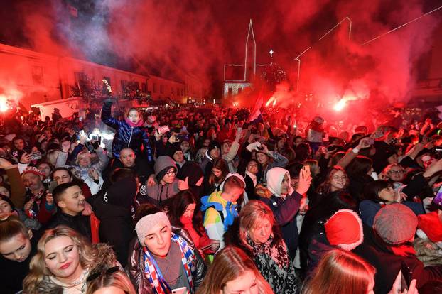 Varaždin: Navijači pjesmom i bakljadom na Kapucinskom trgu dočekali Zlatka Dalića