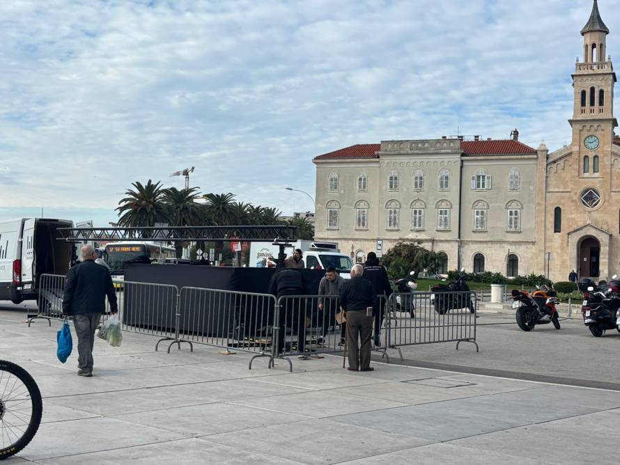 FOTO Gotov prosvjed na Rivi: Torcidaši su došli pred zgradu suda i urlali 'Za dom spremni'