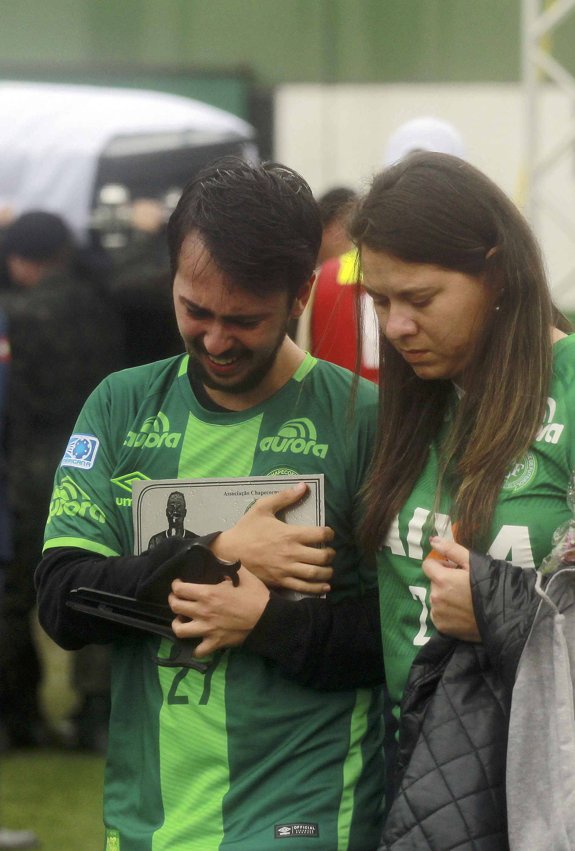 Fans react to the coffin of a plane crash victim in the Arena Conda stadium in Chapeco