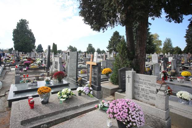 Osijek: Građani obilaze grobove najmilijih na Aninom groblju na dan Svih svetih
