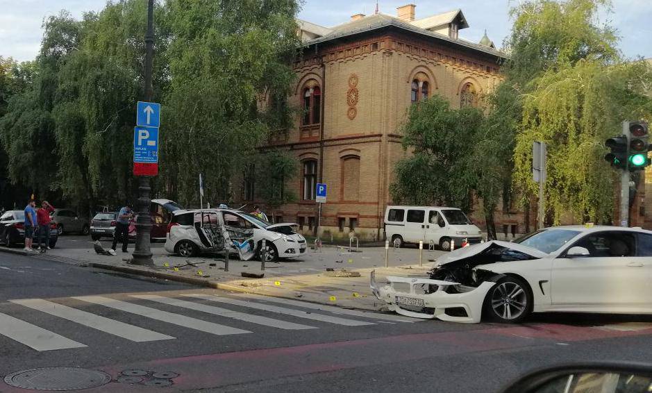 Sudarili se BMW i taksi: 'Jedan od njih je prošao kroz crveno...'