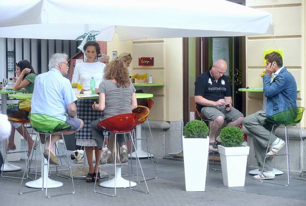 Zagreb: Dok Leonarda poslužuje, Zvone uživa ispred zalogajnice ?ušpajz