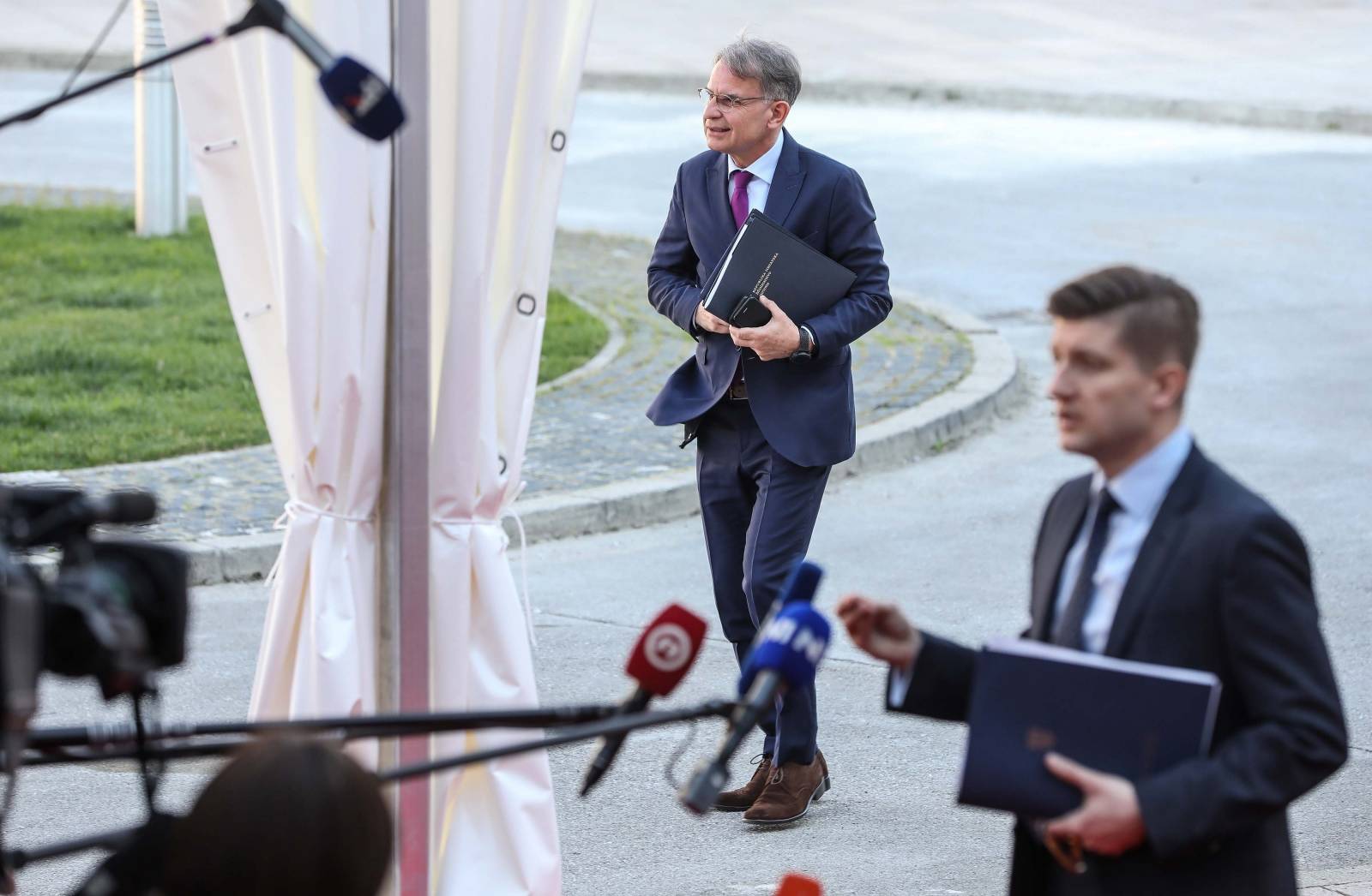 Zagreb: Dolazak ministara na sjednicu vlade u NSK zbog potrebnog razmaka među osobama