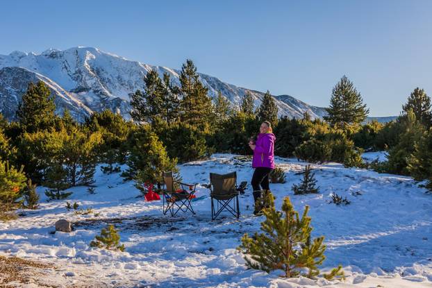 Park prirode Blidinje i zaleđeno jezero tijekom sunčanog zimskog dana