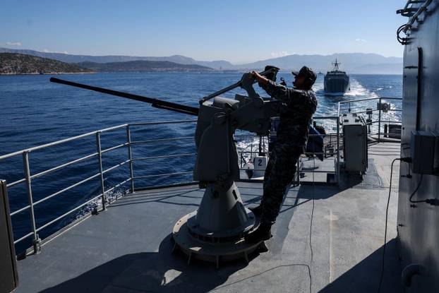 Split: Vježba Hrvatske ratne mornarice za vojni mimoplov