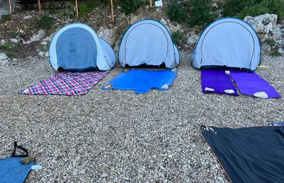 U Crikvenici turisti okupirali plažu već od 7 ujutro: 'Postavili su šatore preko noći, baš čudno'