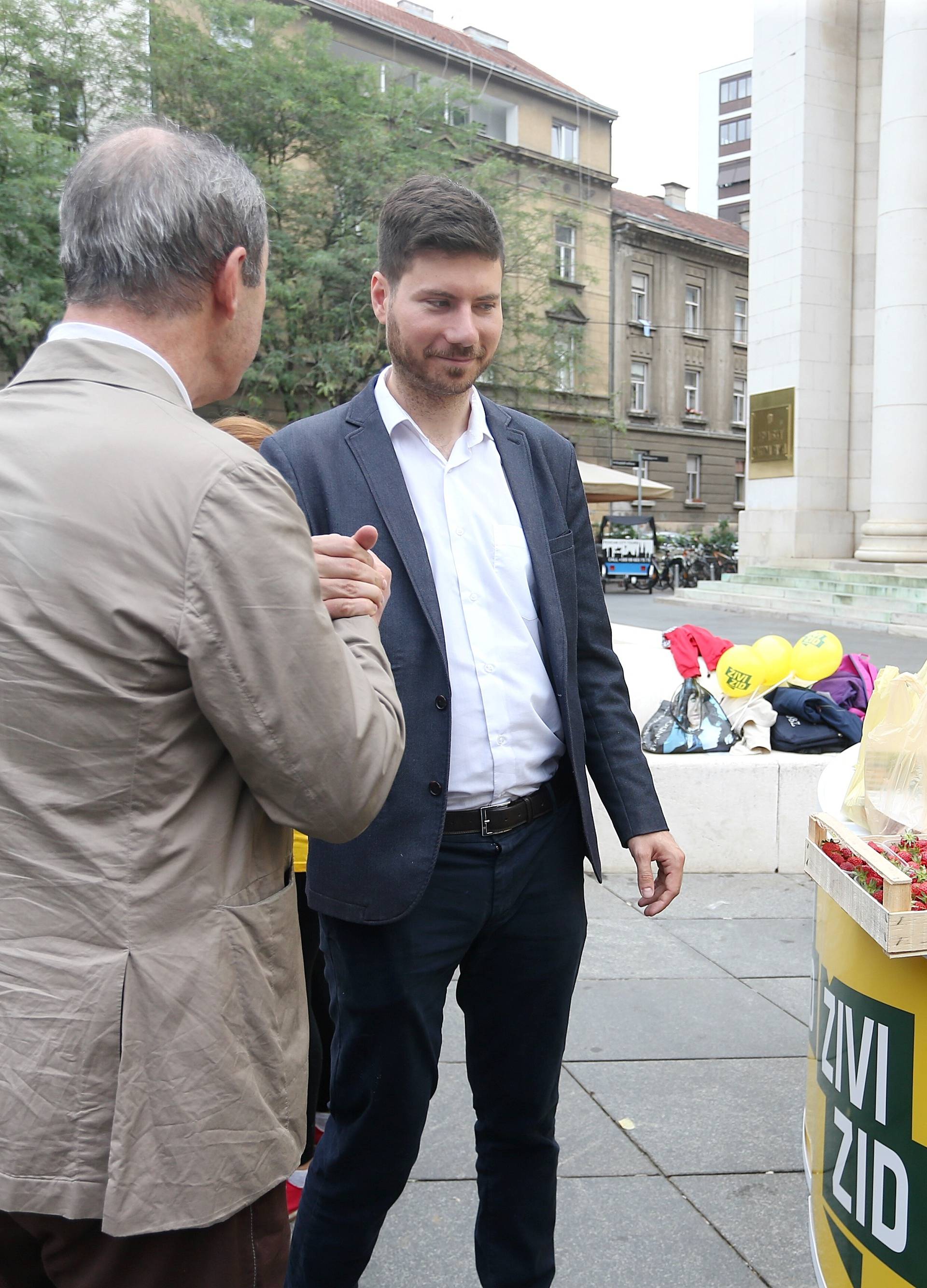 Proizvođač jagoda 'napao' Živi zid: Meni sigurno niste pomogli