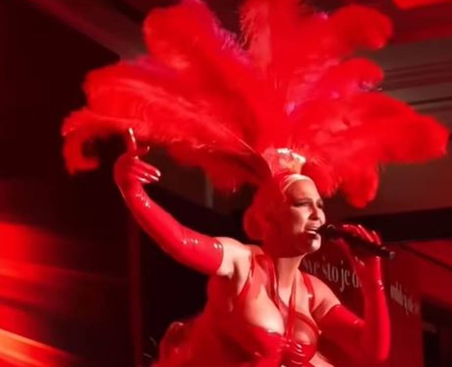 Jelena Karleuša utegnula se u lateks i ukrasila perjem, a pjevala je i s Milicom Pavlović