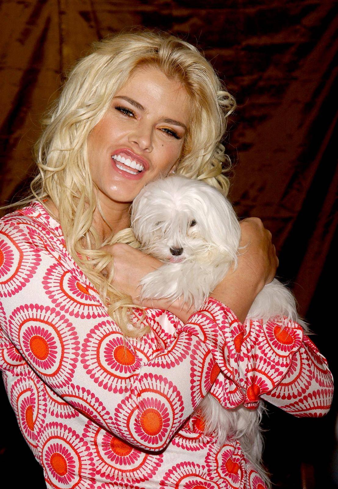 Anna Nicole Smith dies aged 39