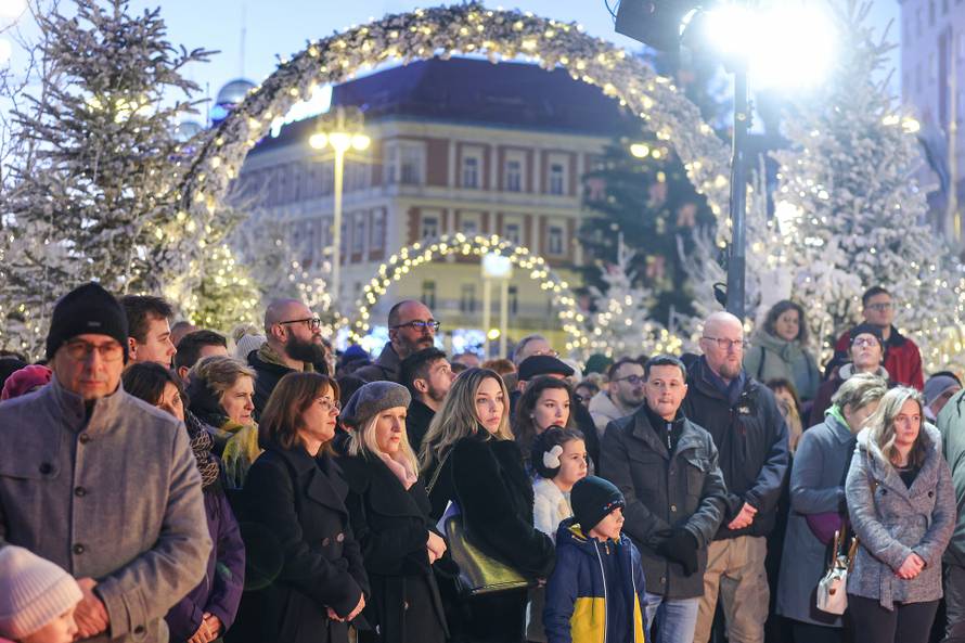 Zagreb: Paljenje prve adventske svijeće
