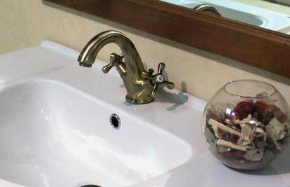 Znate li čemu točno služi rupa na umivaoniku? Ima dvije svrhe