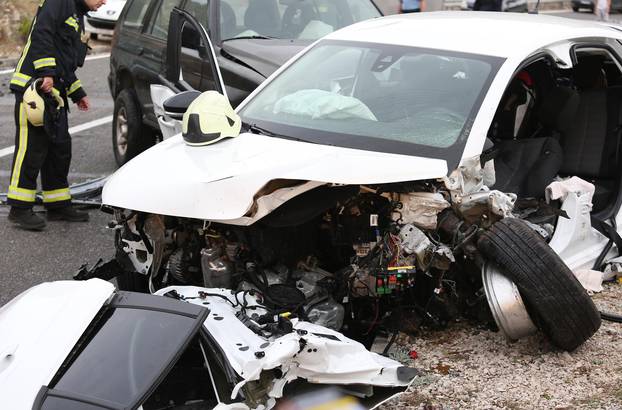 Zbog prometne nesreće prekinut je promet u mjestu Šparadići, sudarila su se tri automobila 