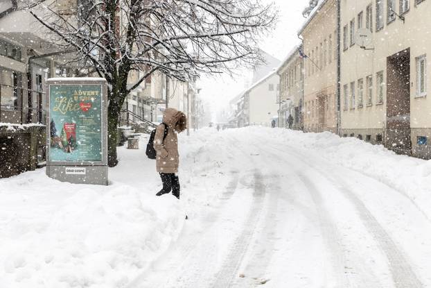 Gospić pod debelim snijegom, jutros izmjerena 23 centimetra