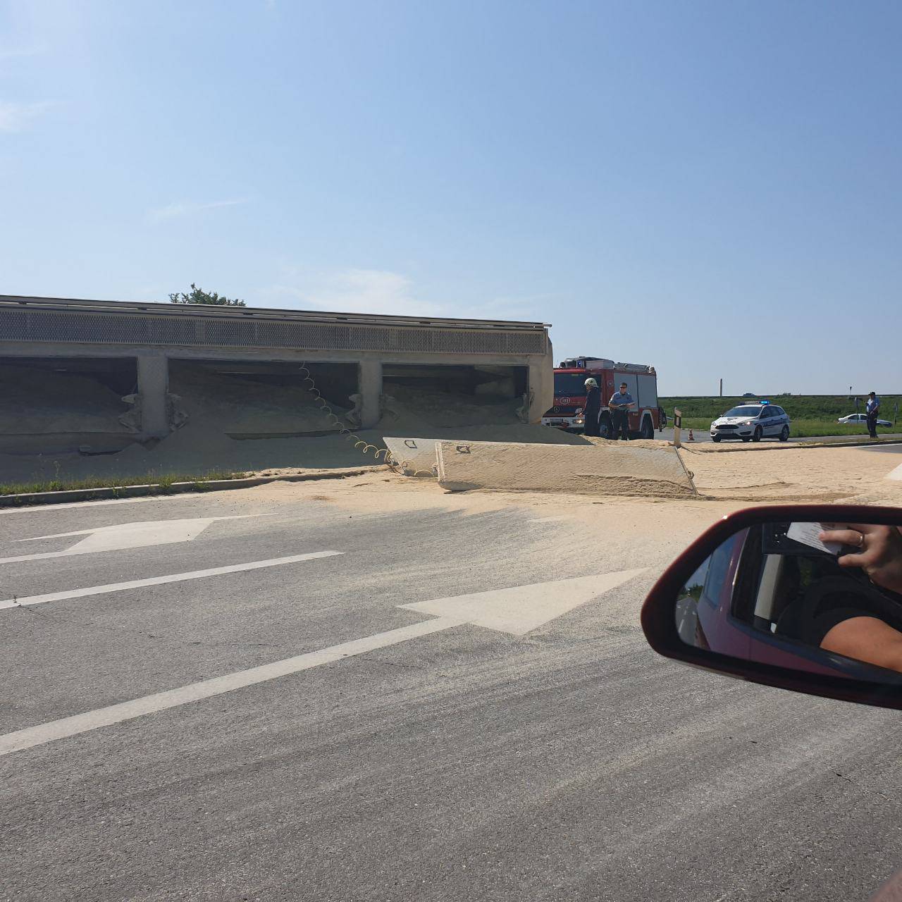 Kamion se prevrnuo na ulazu u Osijek: Jedan je lakše ozlijeđen
