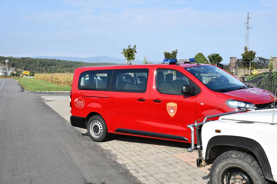 FOTO Ugasili požar kod Požege: Izgorjeli skupocjeni auti, veću tragediju spriječili su vatrogasci