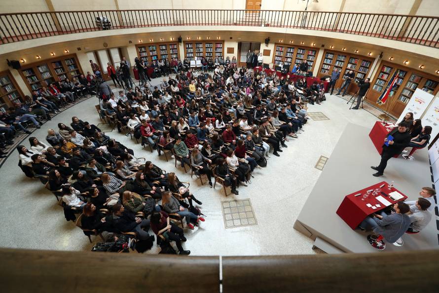 Debata u HNB-u: Srednjoškolci raspravljali o uvođenju Eura