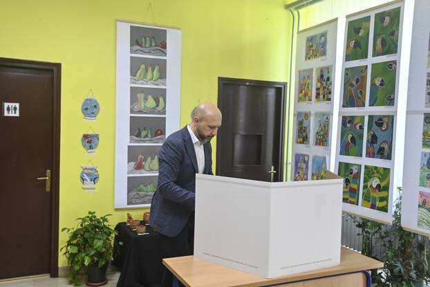 Jastrebarsko: Kandidat za župana Mihael Zmajlović glasovao u drugom krugu lokalnih izbora