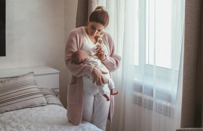 Kasne porodiljne naknade, a HZZO od toga pere ruke. Majke bijesne: 'Računi se gomilaju!'