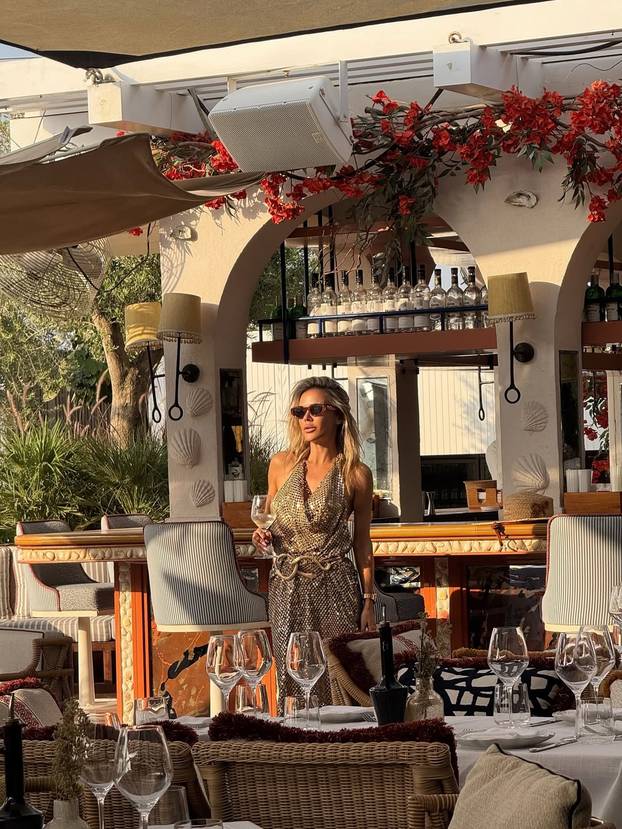 Za njih nema hladnoće i magle! Šime i Maja u badićima pozirali kraj bazena, 'padali' i zagrljaji