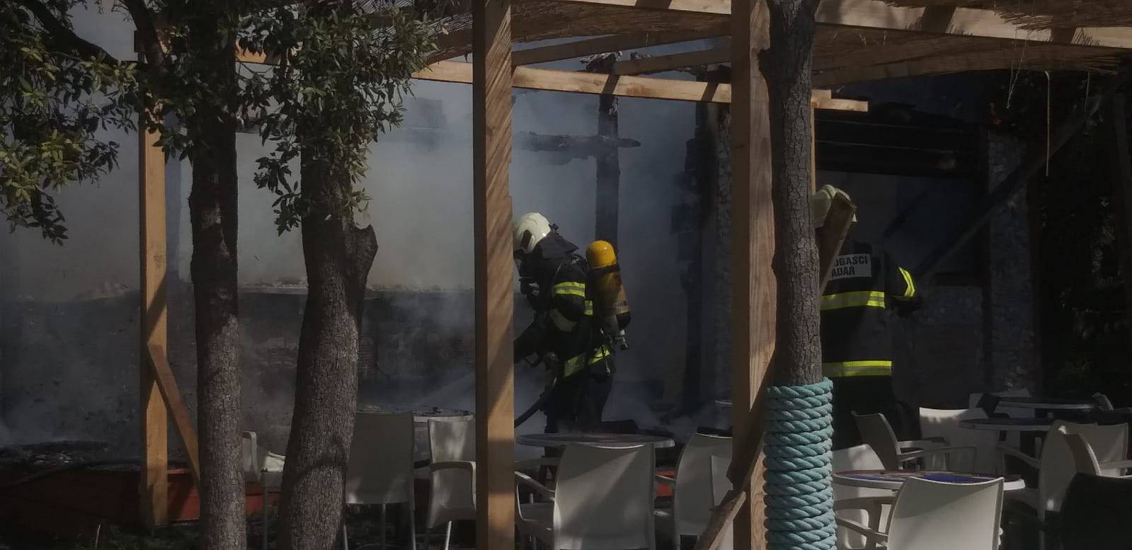 Planuo beach bar: Konstrukcija se u trenu pretvorila u pepeo