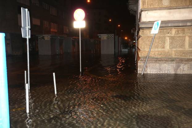 Rijeka: Jako jugo podignulo je razinu mora te su poplavljene ulice na gradskoj trÅ¾nici i riva